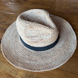 Wide-brim packable straw hat